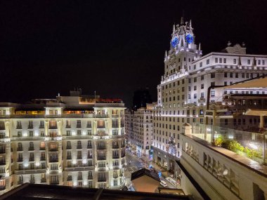 Madrid, İspanya, - 19 Eylül 2025: Gran Via adındaki şehir merkezi caddesi Madrid, İspanya 'da gezinen insanlarla dolu