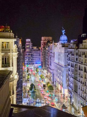 Madrid, İspanya, - 19 Eylül 2025: Gran Via adındaki şehir merkezi caddesi Madrid, İspanya 'da gezinen insanlarla dolu