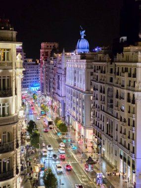 Madrid, İspanya, - 19 Eylül 2025: Gran Via adındaki şehir merkezi caddesi Madrid, İspanya 'da gezinen insanlarla dolu