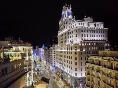 Madrid, İspanya, - 19 Eylül 2025: Gran Via adındaki şehir merkezi caddesi Madrid, İspanya 'da gezinen insanlarla dolu