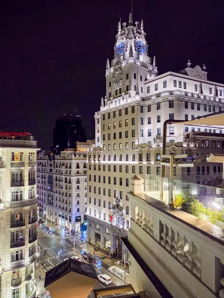 Madrid, İspanya, - 19 Eylül 2025: Gran Via adındaki şehir merkezi caddesi Madrid, İspanya 'da gezinen insanlarla dolu