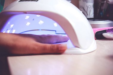 Manikür salonu dryes istemcisinde jel Uv ışığı parlak çivi