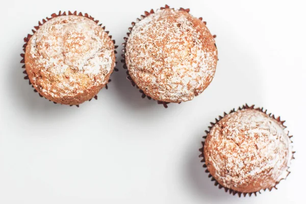 Φρέσκα σπιτικά νόστιμα muffins με σκόνη ζάχαρη — Φωτογραφία Αρχείου