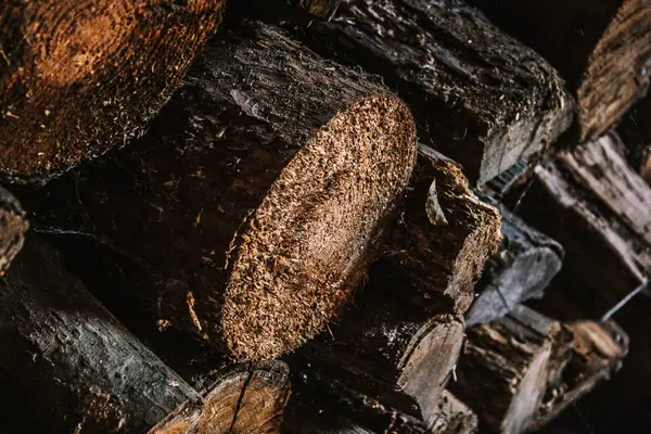 Vinterved, vedstaplar, vedstapel. — Stockfoto