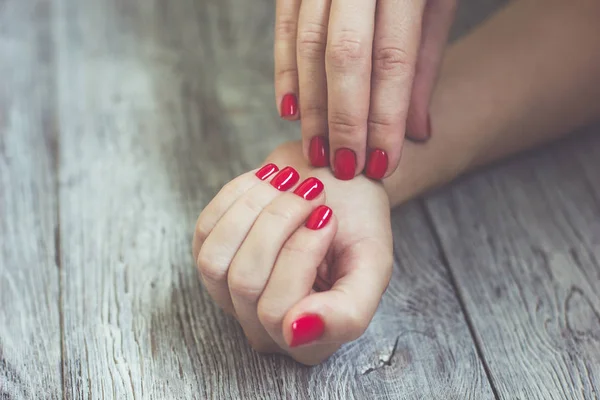 Belle manucure rouge des ongles sur le fond de texture à la mode — Photo
