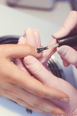 yordam manikür. Tırnak cilası çivi üzerinde uygulanması