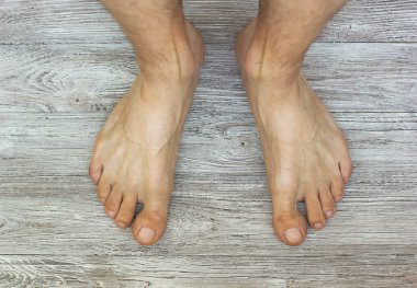 Bacaklar bir ahşap zemin zemin üzerine bir koşucu. pedicured adam bacaklar