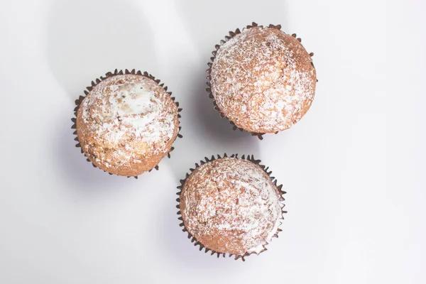 Φρέσκα σπιτικά νόστιμα muffins με σκόνη ζάχαρη — Φωτογραφία Αρχείου