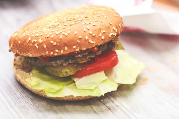 Hamburguesa casera con lechuga y queso a bordo . — Foto de Stock