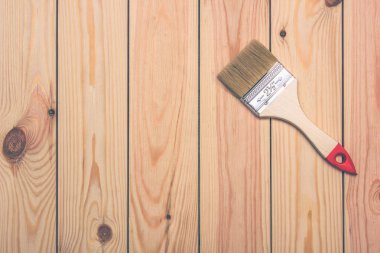 kahverengi ahşap masa arka plan üzerinde yeni boya fırçası