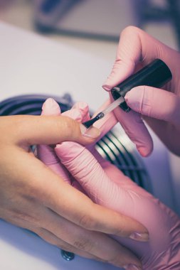 yordam manikür. Tırnak cilası çivi üzerinde uygulanması