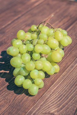 Eski ahşap arka plan üzerinde üzüm demet. Üstten görünüm
