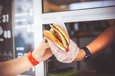 sokak satış ve insanlar kavramı - mutlu satıcı müşteri gıda kamyon, burger verilmesi