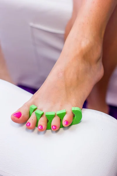 Pedicure in de schoonheidssalon. Nagel polijsten met rode nagellak. Close-up. — Stockfoto
