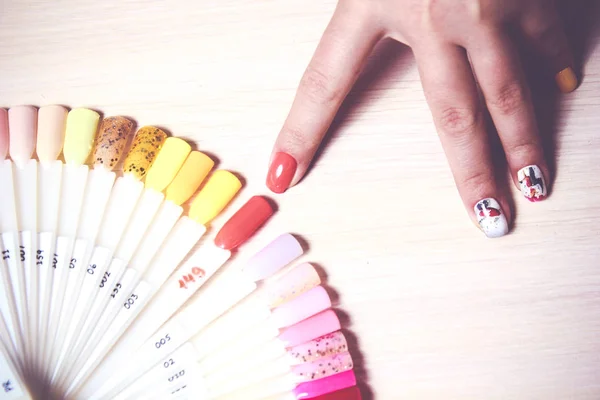 Mulher escolher a cor do polonês para manicure. design para unhas. testadores unha Polish.Fashion manicure . — Fotografia de Stock