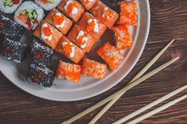 Somon, kızarıklık, ton balığı, avokado, kraliyet karides, krem peynir ile Rainbow Sushi Roll