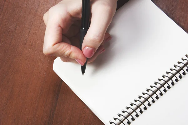 Mulher escrevendo com caneta preta no notebook — Fotografia de Stock