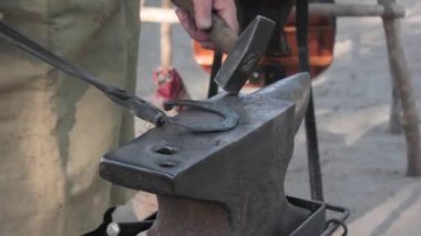 Demirci bir çekiç ile sıcak çelik at nalı kaynak forge