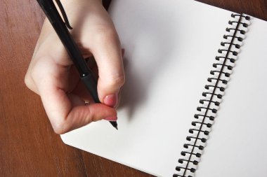 kadın not defterine siyah kalem ile yazma