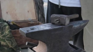 Sanayide bir demirci, sıcak demir örs üzerinde bir çekiç ile dokunarak çalışan, ve sıcak kıvılcım neden olur. Demirci arkasında kaynak makinesini kullanan bir işçi.