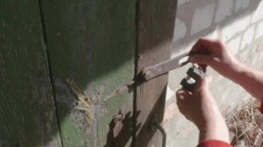 Kilit üzerinde eski ahşap kapı
