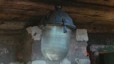Taş duvardaki eski sokak lambası. Rüzgardan sallayarak. Detay yakın çekim