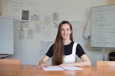 Sınıfta duran kendine güvenen genç öğretmen