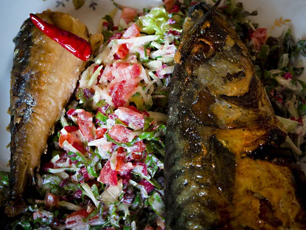 Akdeniz tarzı sebzeli ızgara uskumru. Üstten Görünüm