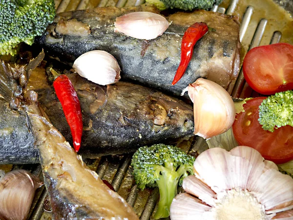 Akdeniz tarzı sebzeli ızgara uskumru. Üstten Görünüm