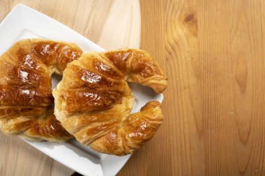 Beyaz tabak üstten görünüm üzerinde iki ay çöreği