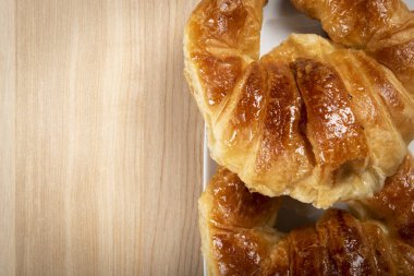 Beyaz tabak üstten görünüm üzerinde iki ay çöreği