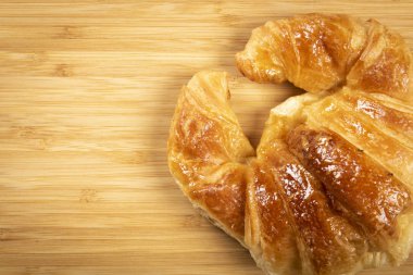 Kruvasan üzerinde ahşap üstten görünüm