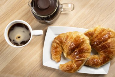 Cezve ve kahve fincan beyaz tabakta iki ay çöreği