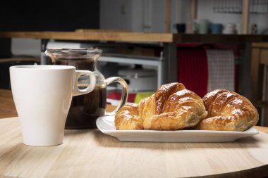 Cezve ve kahve fincan ile plaka üzerinde iki ay çöreği