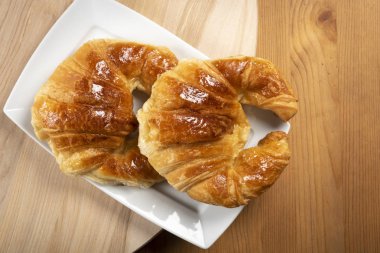 Beyaz tabak üstten görünüm üzerinde iki ay çöreği