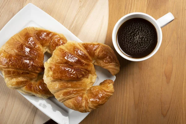 Zwei Croissants Auf Dem Teller Mit Der Kaffeekanne Und Der — Stockfoto
