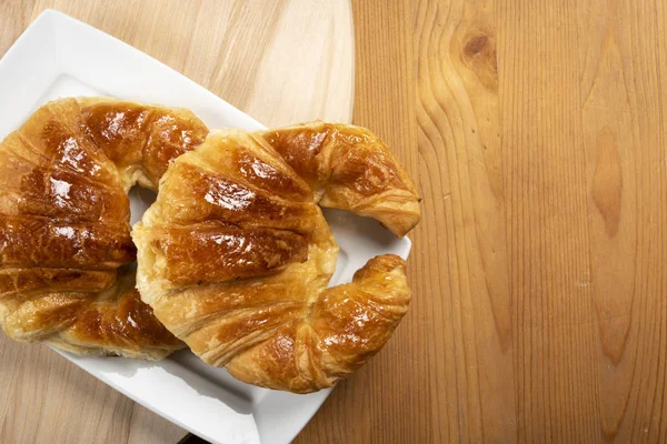 Beyaz tabak üstten görünüm üzerinde iki ay çöreği