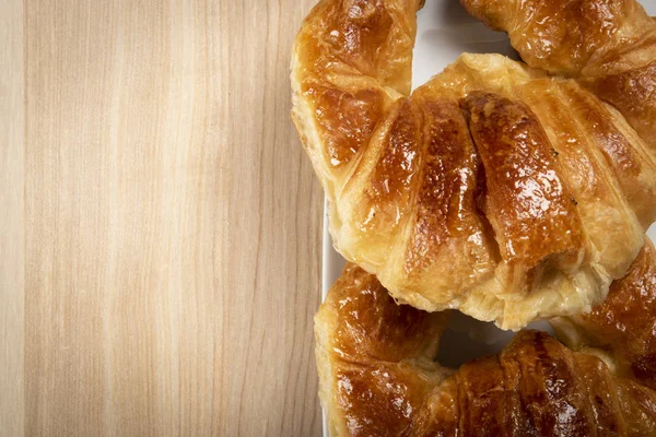 Beyaz tabak üstten görünüm üzerinde iki ay çöreği