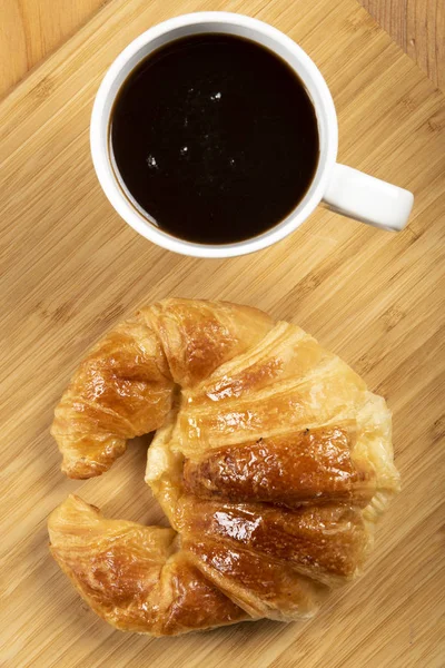 Šálek Kávy Croissantem Dřevo — Stock fotografie