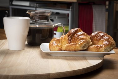 Cezve ve Kupası ile beyaz tabakta iki ay çöreği