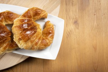 Beyaz tabak üstten görünüm üzerinde iki ay çöreği