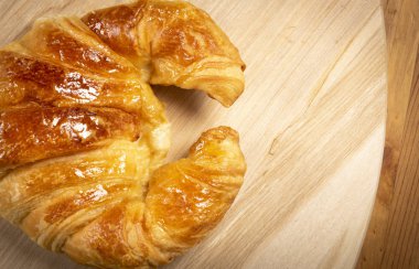 Kruvasan üzerinde ahşap üstten görünüm