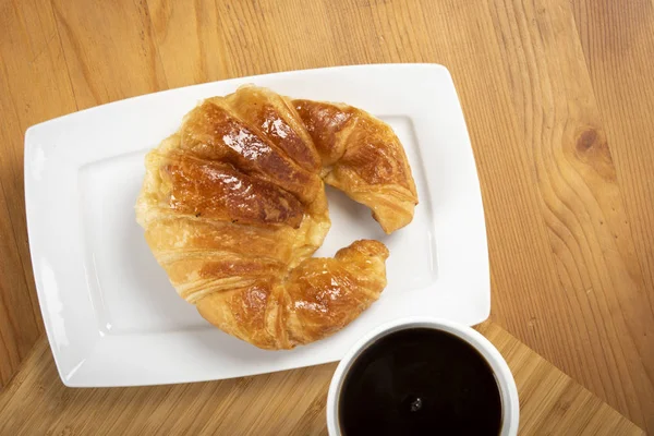 Tasse Café Avec Croissant Sur Plaque Blanche — Photo