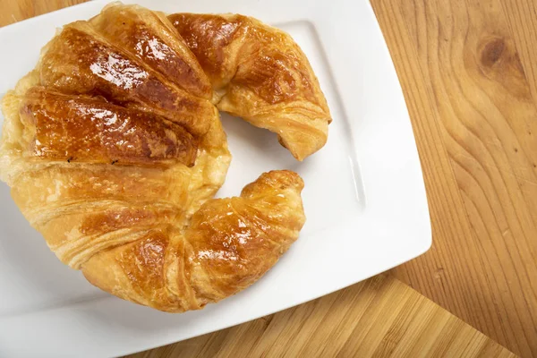 Kruvasan üzerinde beyaz tabak üstten görünüm