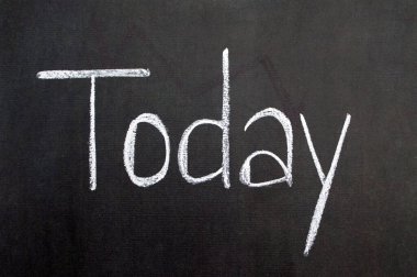 Bugün siyah arkaplan üzerine beyaz metin kavramı. Başarı mesajı motivasyon sözcük planlama işareti