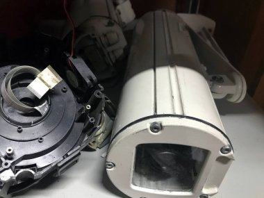 Kırık güvenlik kamerası güvenlik kamerası koruma ekipmanları kontrol teknolojisi. Suç elektronik video monitörü güvenlik şehir sistemi kaydı. Güvenlik kamerası sorunu fotoğraf çekilirken kırıldı