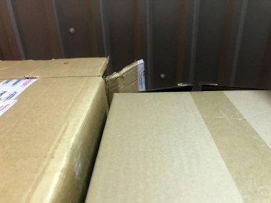 Kutu depolama endüstrisi iş dağıtım paketi lojistiği. Fabrika raf karton kutu depolama kargo. Paket teslimat paleti dükkanı iyi durumda. Stock kahverengi konteyner yığını fotoğrafçılığı