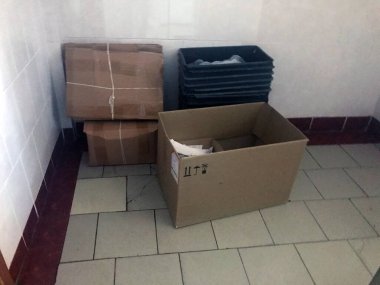 Kutu depolama endüstrisi iş dağıtım paketi lojistiği. Fabrika raf karton kutu depolama kargo. Paket teslimat paleti dükkanı iyi durumda. Stock kahverengi konteyner yığını fotoğrafçılığı