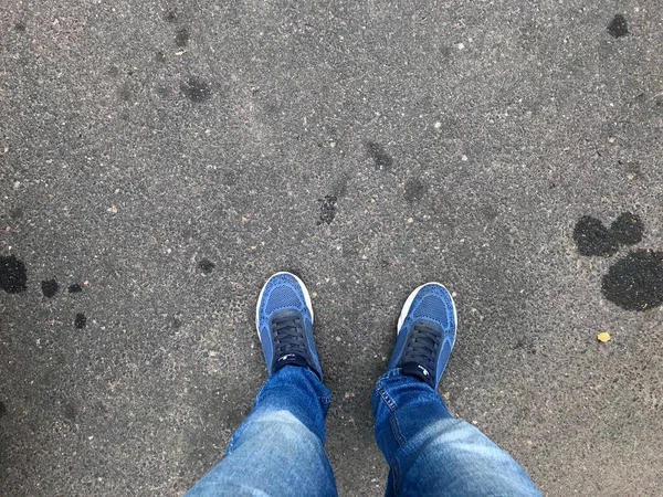 Person Πόδι Παπούτσι Πόδι Στο Πεζοδρόμιο Δρόμο Άσφαλτο Υπαίθριος Δρόμος — Φωτογραφία Αρχείου
