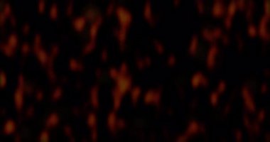 Gerçekçi sürrealist kor ateş tozu yavaşça siyah dumanla yükseliyor. Grunge koyu kıvılcımları izole uçuyor. Kıvılcımlar saçarak yanan küçük bir animasyon oluşturun. Cehennemin yükselen patlaması. Yangın tozu..